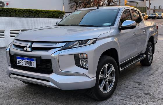 MITSUBISHI L200 TRITON 2.4 16V TURBO DIESEL SPORT HPE CD 4P 4X4 AUTOMÁTICO MITSUBISHI L200 TRITON 2.4 16V TURBO DIESEL SPORT HPE CD 4P 4X4 AUTOMÁTICO